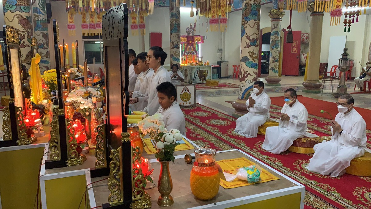 ร่วมพิธีเดินภาวนาเวียนธูปและผ่าเต้าคืนสุดท้าย