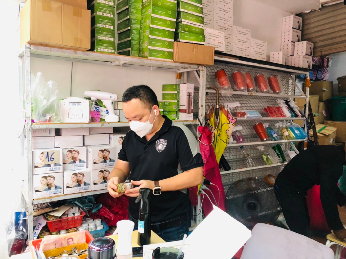 ตำรวจจับมือ อย. ค้นสำเพ็งแอบขาย ATK เถื่อนกว่า 5 พันชุด