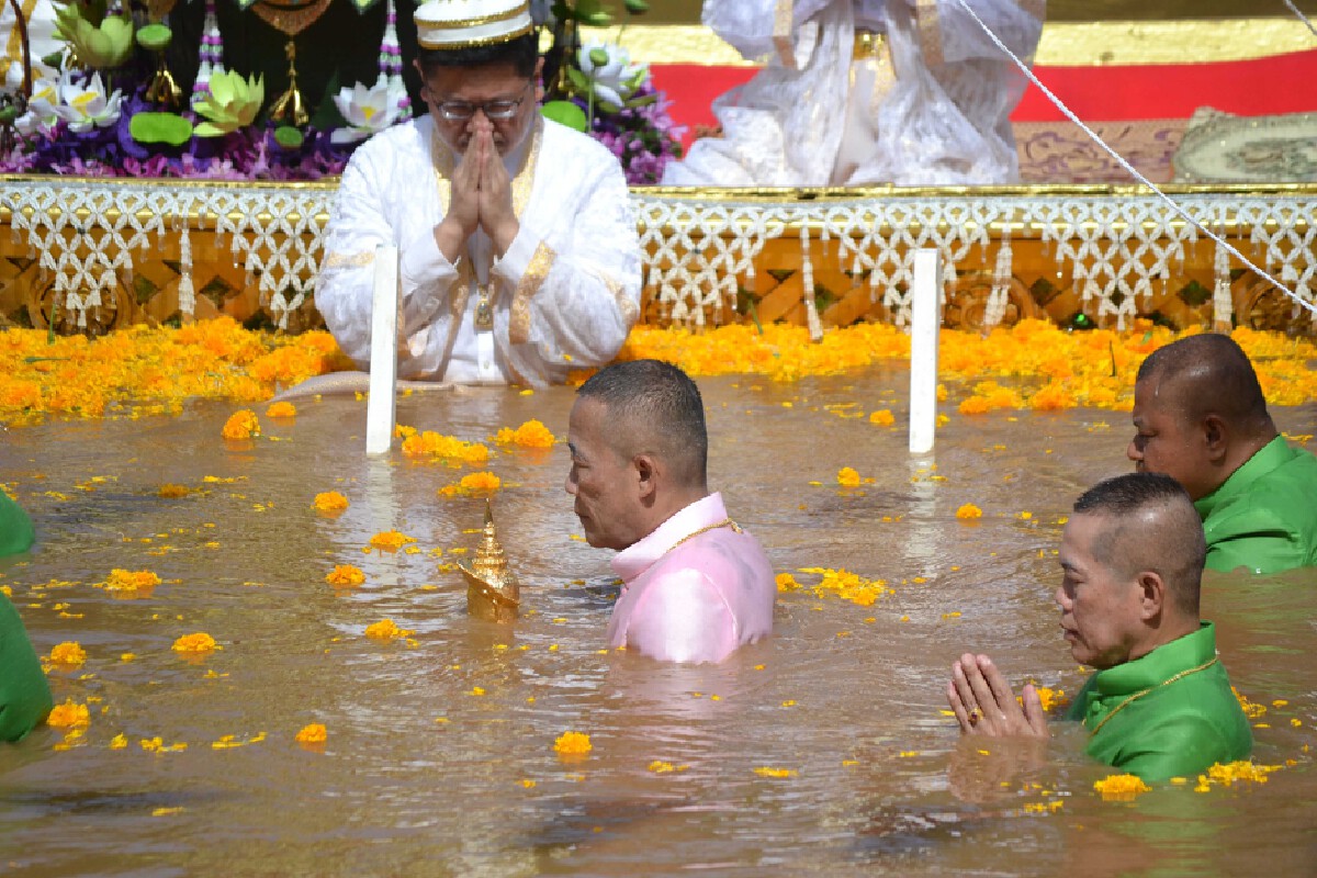 ผู้ว่าฯเพชรบูรณ์สืบทอดตำนานกว่า 400 ปี ประกอบพิธีอุ้มพระดำน้ำ