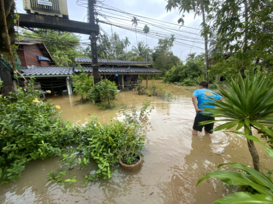 2 อำเภอ จ.ตราด อ่วม น้ำ 2 อ่างเก็บน้ำ "ล้นทะลัก" เข้าท่วม