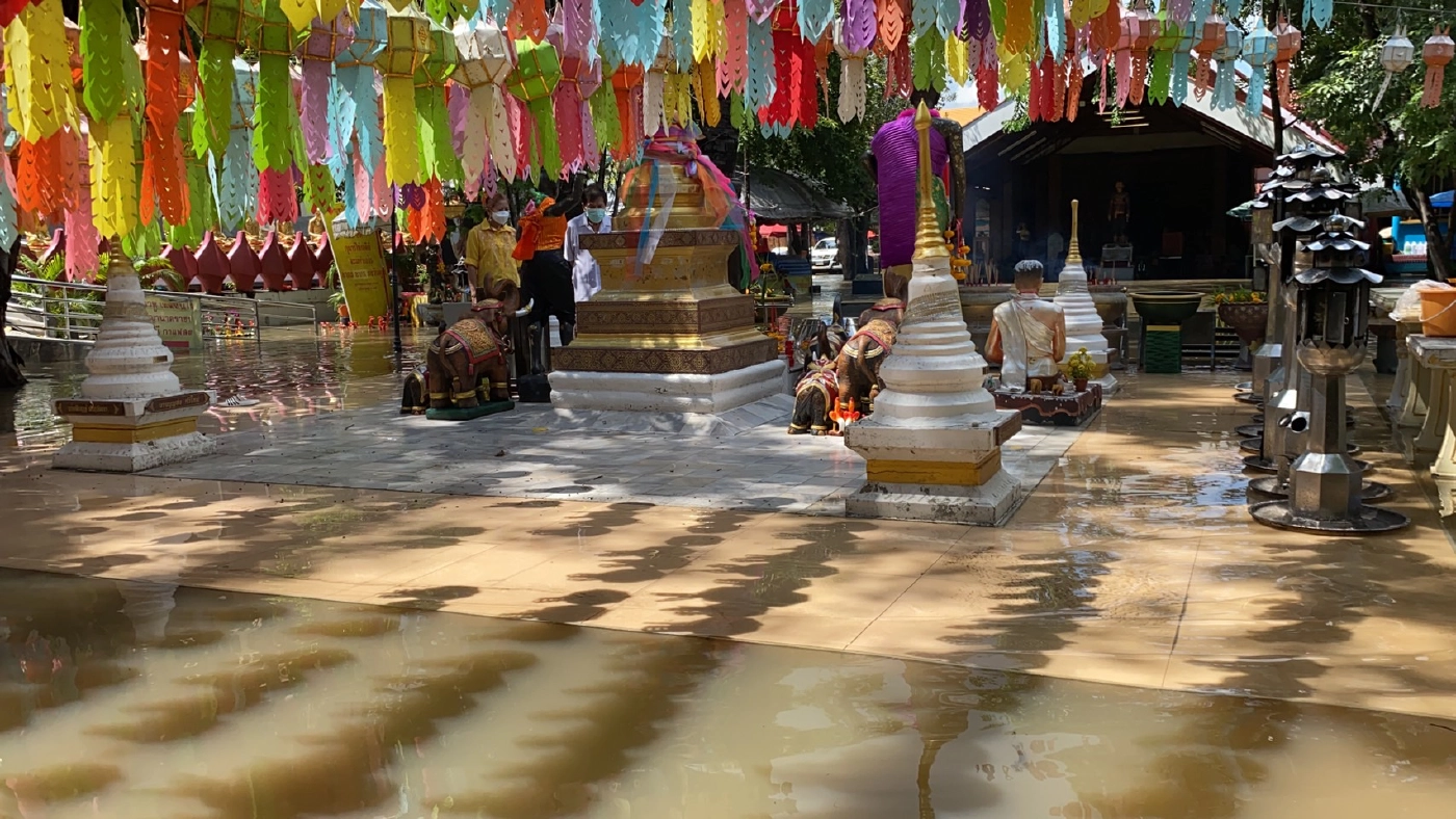 วัดย่าโม ท่วมแล้ว ! ทหารเร่งทำแนวป้องกันสถูปเจดีย์บรรจุอัฐิย่าโม