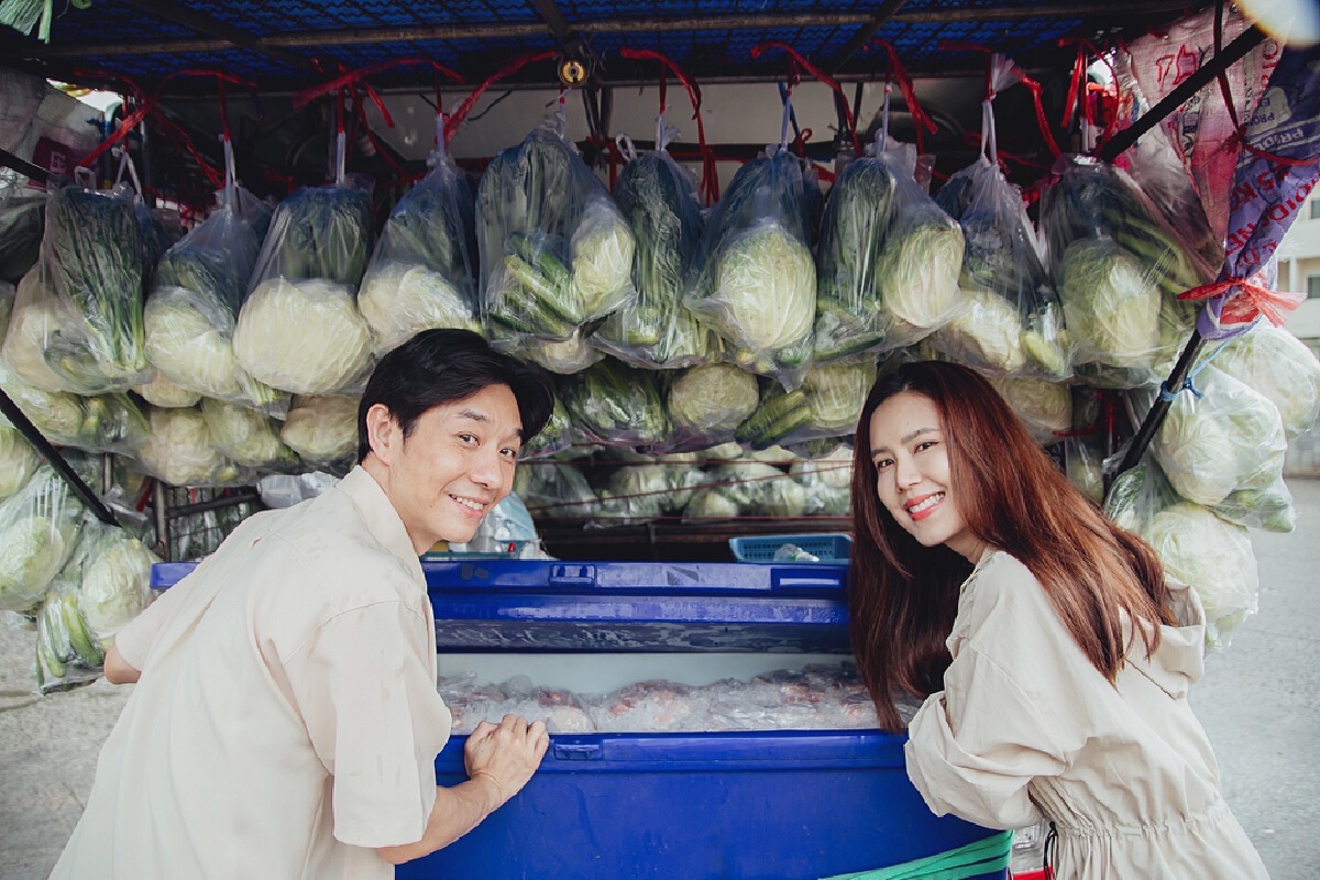 “บอย-เจี๊ยบ” ส่งต่อน้ำใจไม่เคยหยุดผ่าน รถพุ่มพวงไปตามชุมชนที่เดือดร้อน