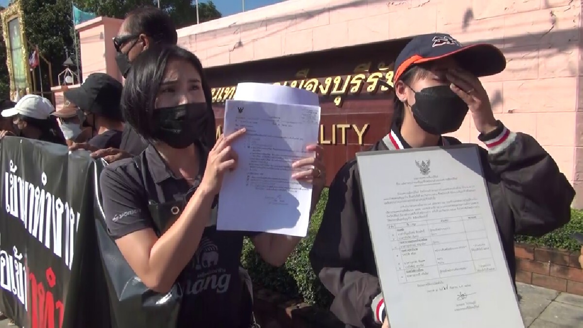 ลูกจ้างฮือถือหรีดและป้ายประท้วงเทศบาลเลิกจ้างไม่เป็นธรรม
