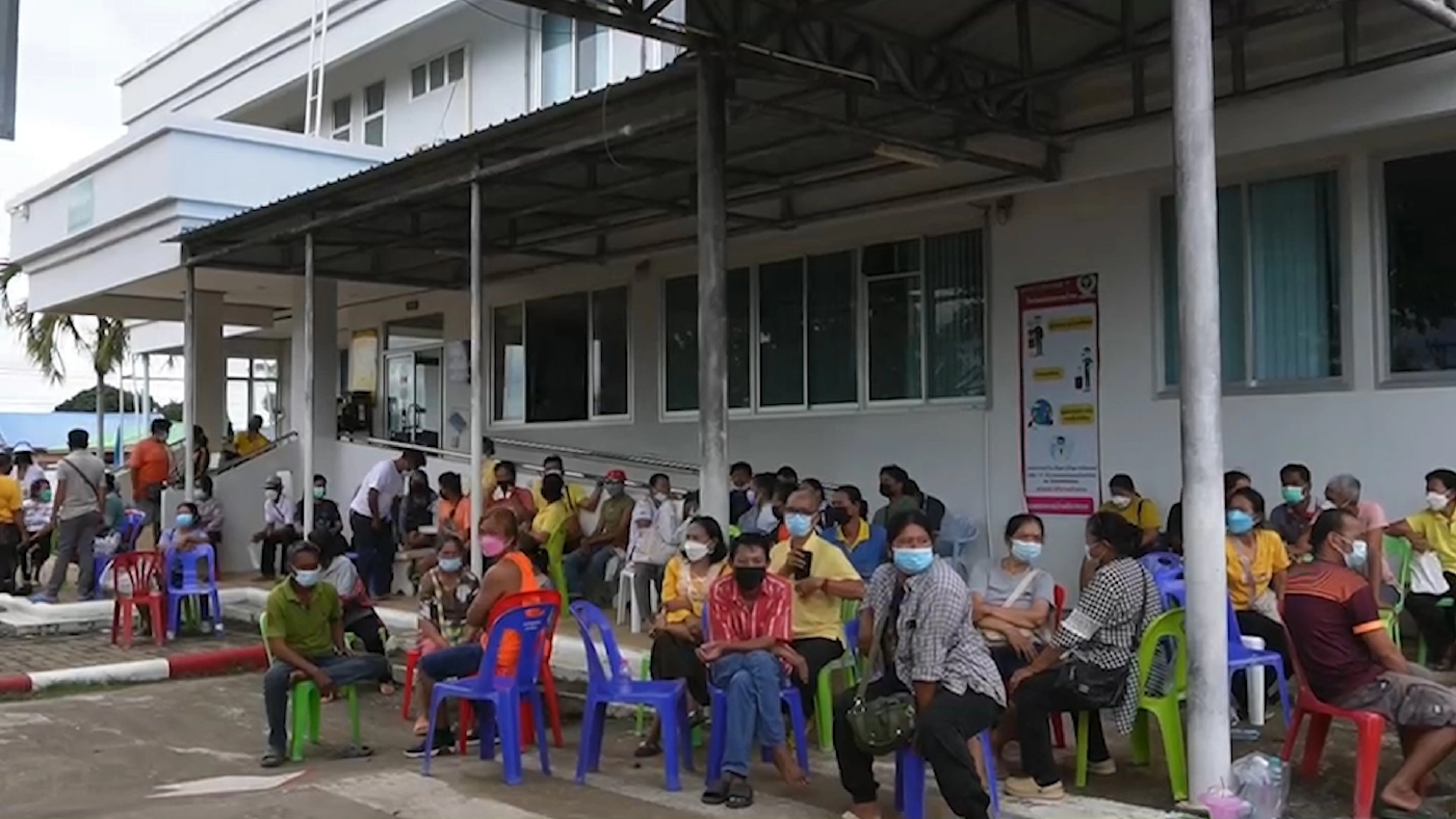 รพ.ปางศิลาทองอลหม่าน-แย่งบัตรคิววัคซีน