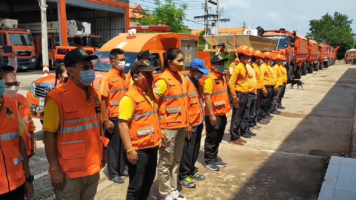 ปภ.อุดรฯส่งเรือท้องแบนพร้อมรถยกสูงช่วยโคราชกับขอนแก่น