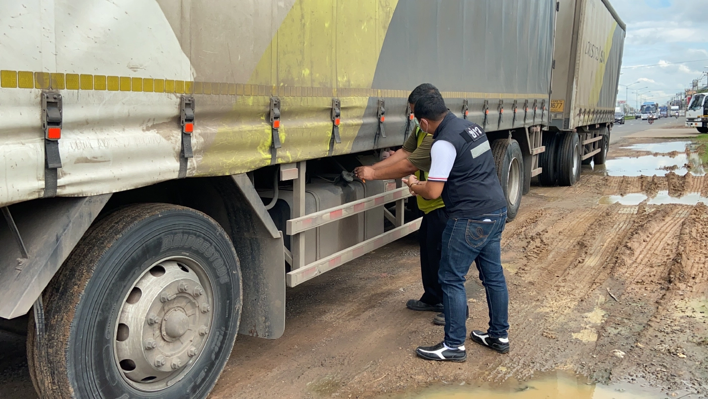 โชเฟอร์สิบล้อแวะเติมน้ำมันเจอน้ำผสมเครื่องน็อก ปั๊มยอมรับฝนตกน้ำซึม