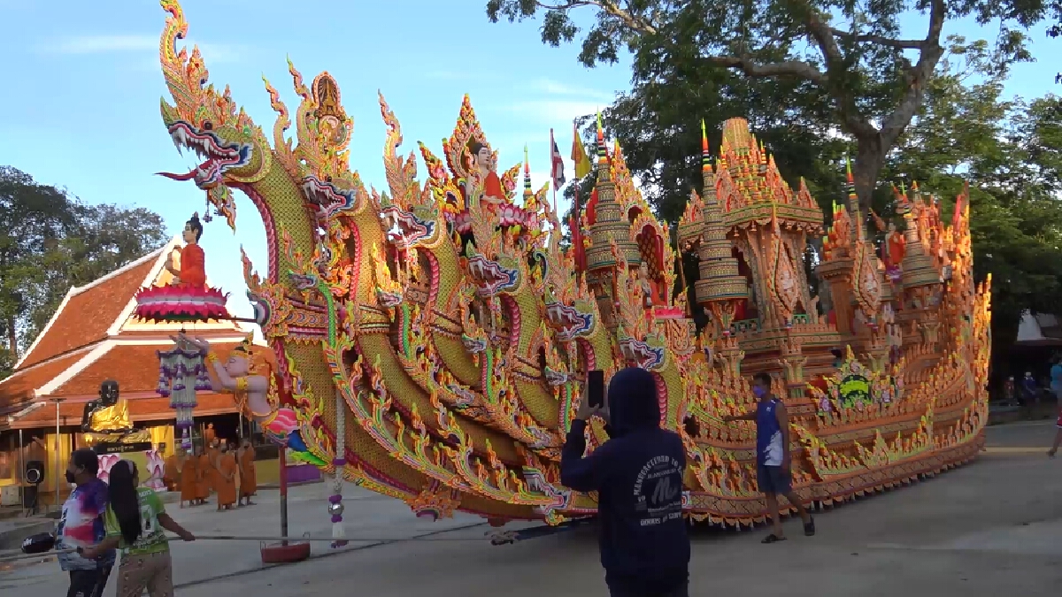 ประชาชนร่วมสืบสานประเพณีลากพระ-ตักบาตรเทโว