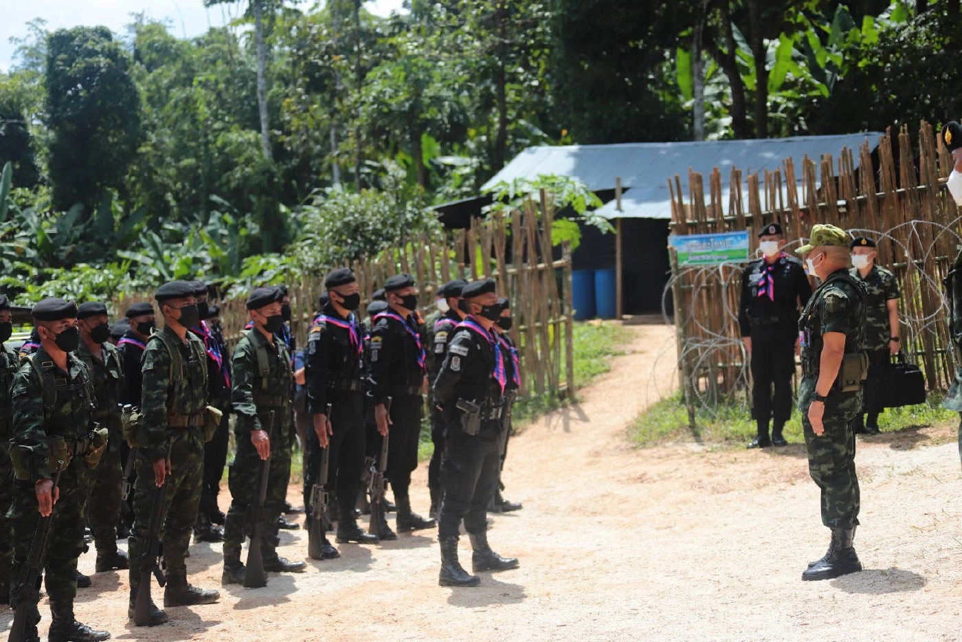 ผบ.ทบ. ลงพื้นที่ชายแดนตะวันตกให้กำลังใจ จนท. หลังลักลอบเข้าเมืองพุ่ง