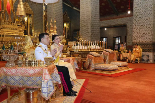 “ในหลวง-ราชินี” ทรงบำเพ็ญพระราชกุศลเนื่องในวันคล้ายวันสวรรคต ร.9