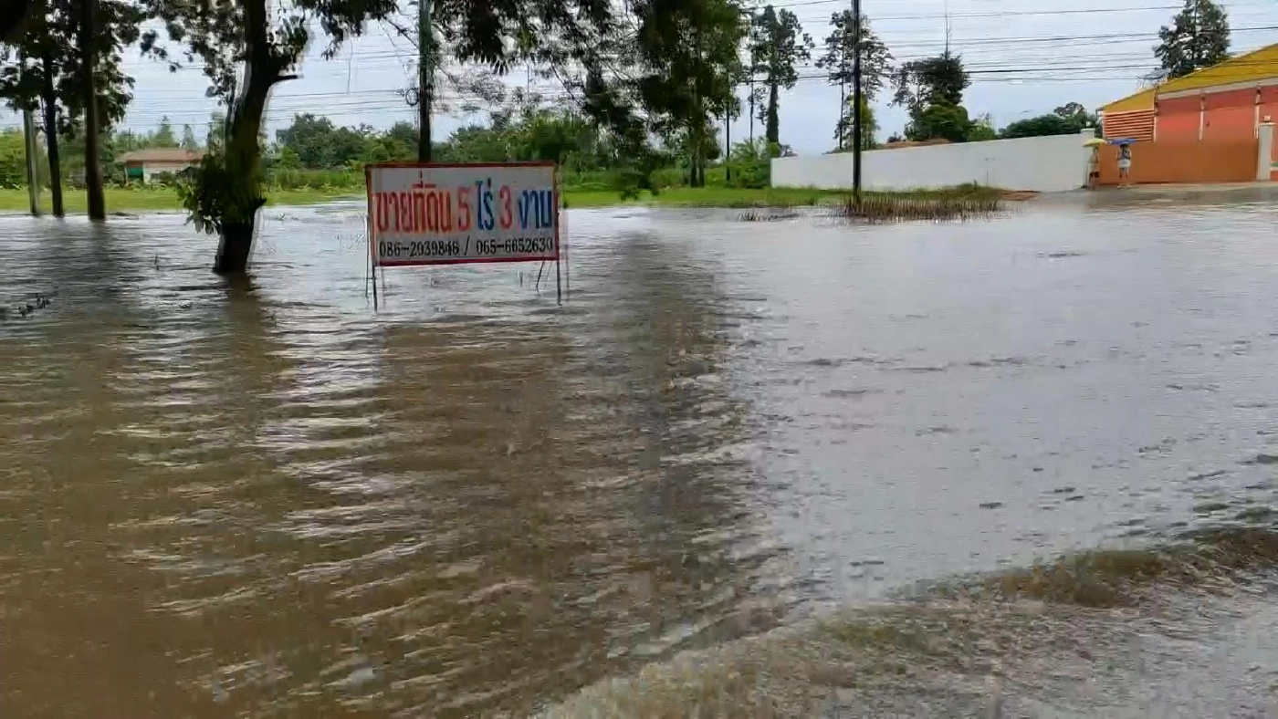 น้ำล้นอ่างทับเสลาอำเภอลานสักอ่วม ส่งผลกระทบ 4 ตำบล