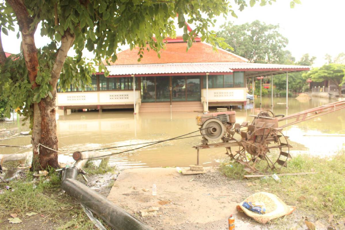 น้ำขึ้นเกือบวิกฤติ พระสงฆ์พร้อมชาวบ้านเร่งกรอกกระสอบทราย