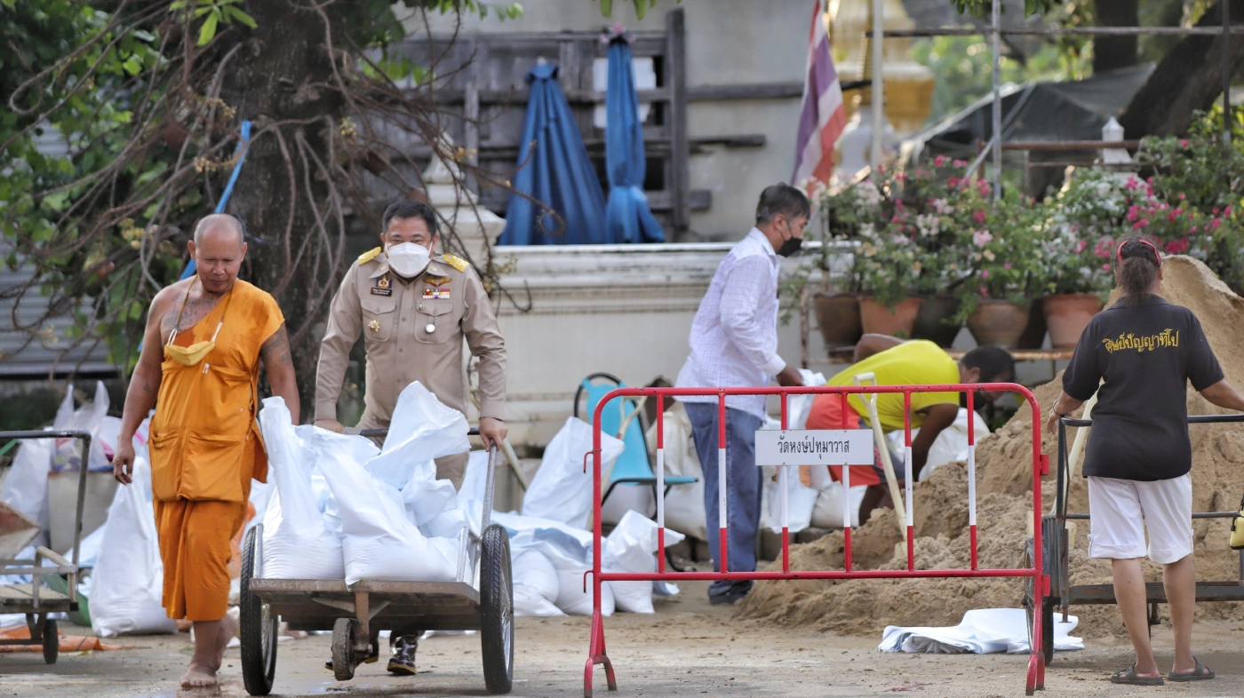 นอภ.เมืองปทุมธานี ลงพื้นที่ช่วยพระ ชาวบ้าน ทำคันกั้นน้ำ