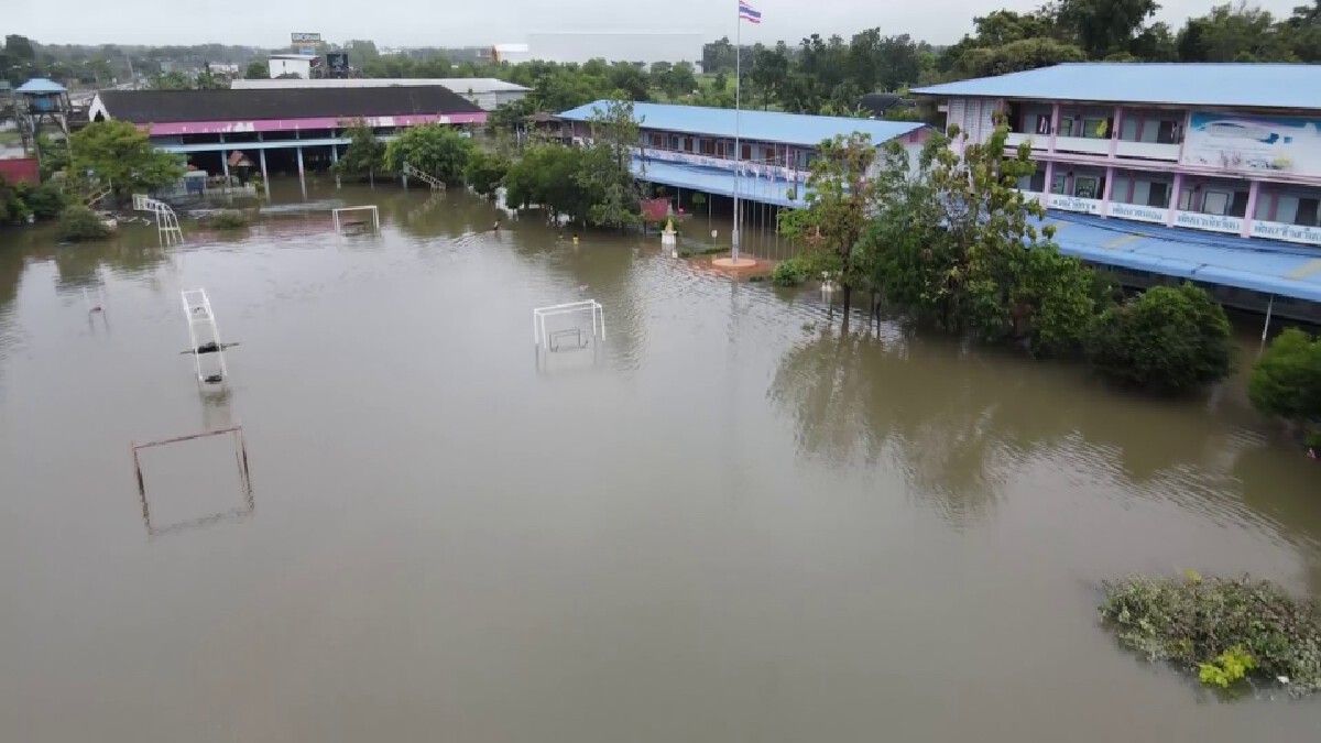 นายกเล็กเมืองนางรองลุยน้ำท่วมสูง 1 เมตรแจกข้าวผู้ประสบภัยน้ำท่วม