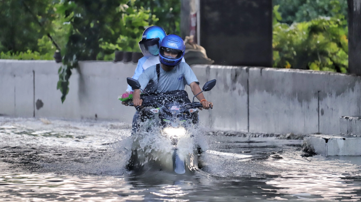 นอภ.เมืองปทุมธานี ลงพื้นที่ช่วยพระ ชาวบ้าน ทำคันกั้นน้ำ