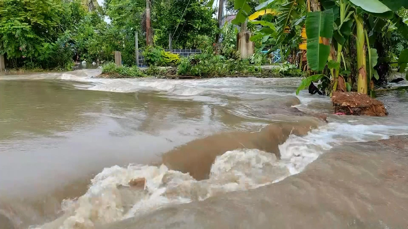 น้ำล้นอ่างทับเสลาอำเภอลานสักอ่วม ส่งผลกระทบ 4 ตำบล