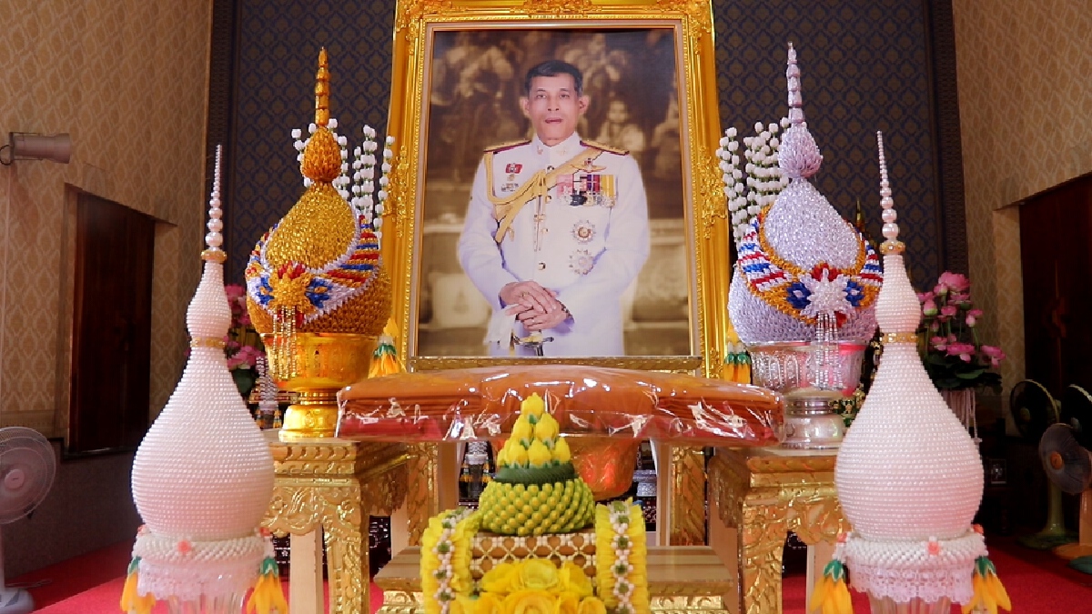 นครพนมอัญเชิญผ้าไตรพระราชทานและย่ามที่ระลึก