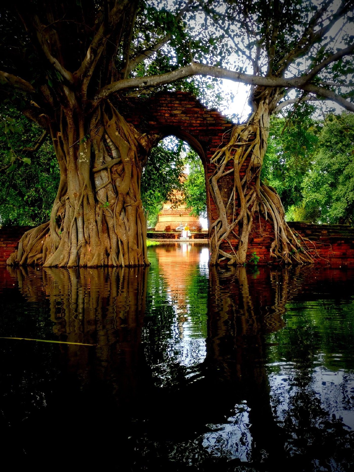 วัดพระงาม​ หน้าประตูแห่งกาลเวลาน้ำท่วมสูงถึงอก