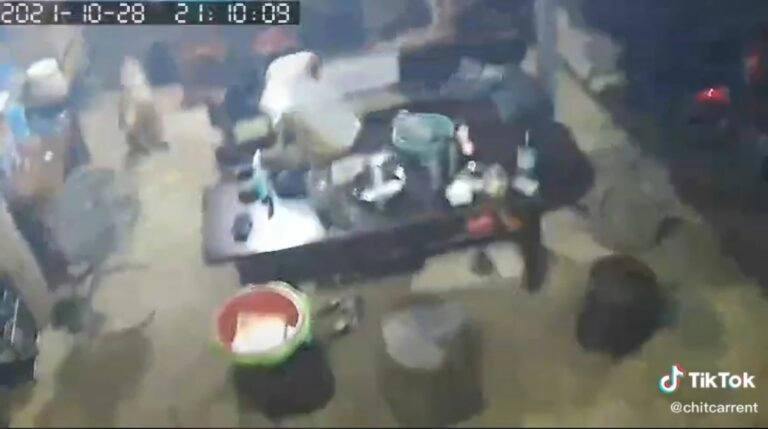 เตือนภัย! คลิปวินาทีเฉียดตาย ฟ้าผ่ากลางบ้านขณะเล่นโทรศัพท์มือถือ