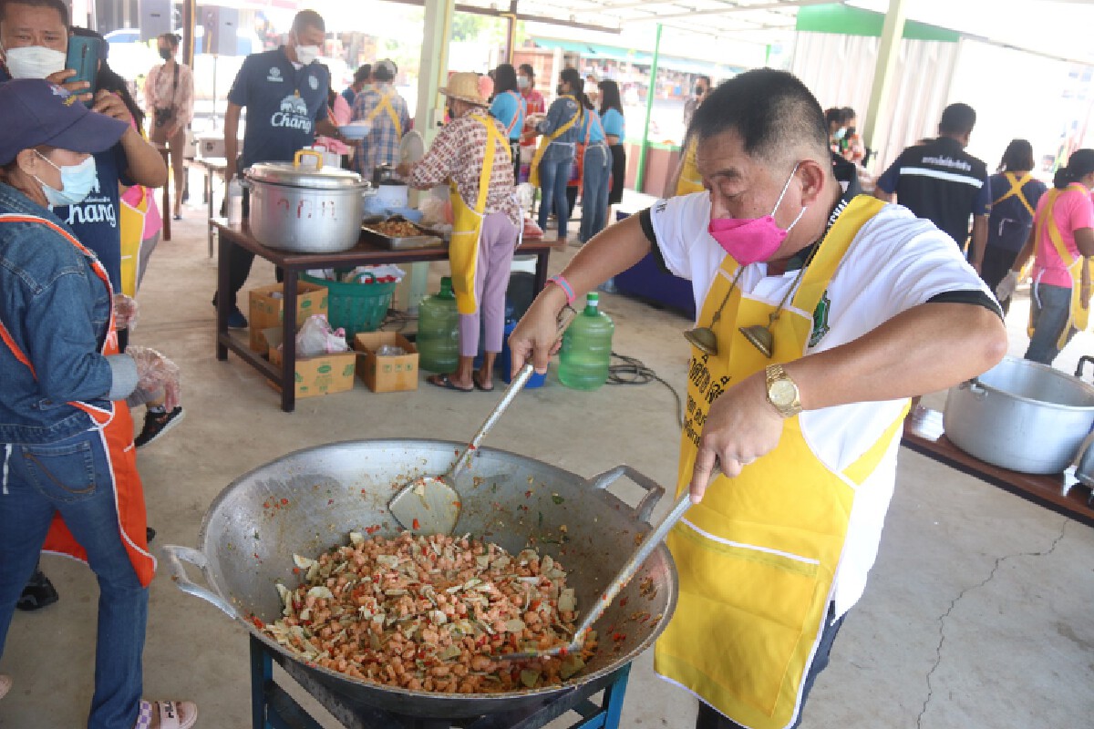 พระเทศน์แหล่-ปรุงอาหารช่วยผู้ประสบอุทกภัย