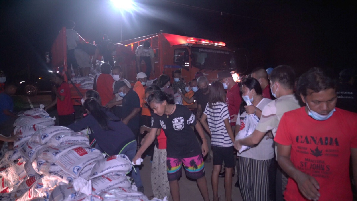 น้ำเข้าเขตเมืองขอนแก่น ชาวบ้านเร่งนำกระสอบทรายอุดประตูระบายน้ำ