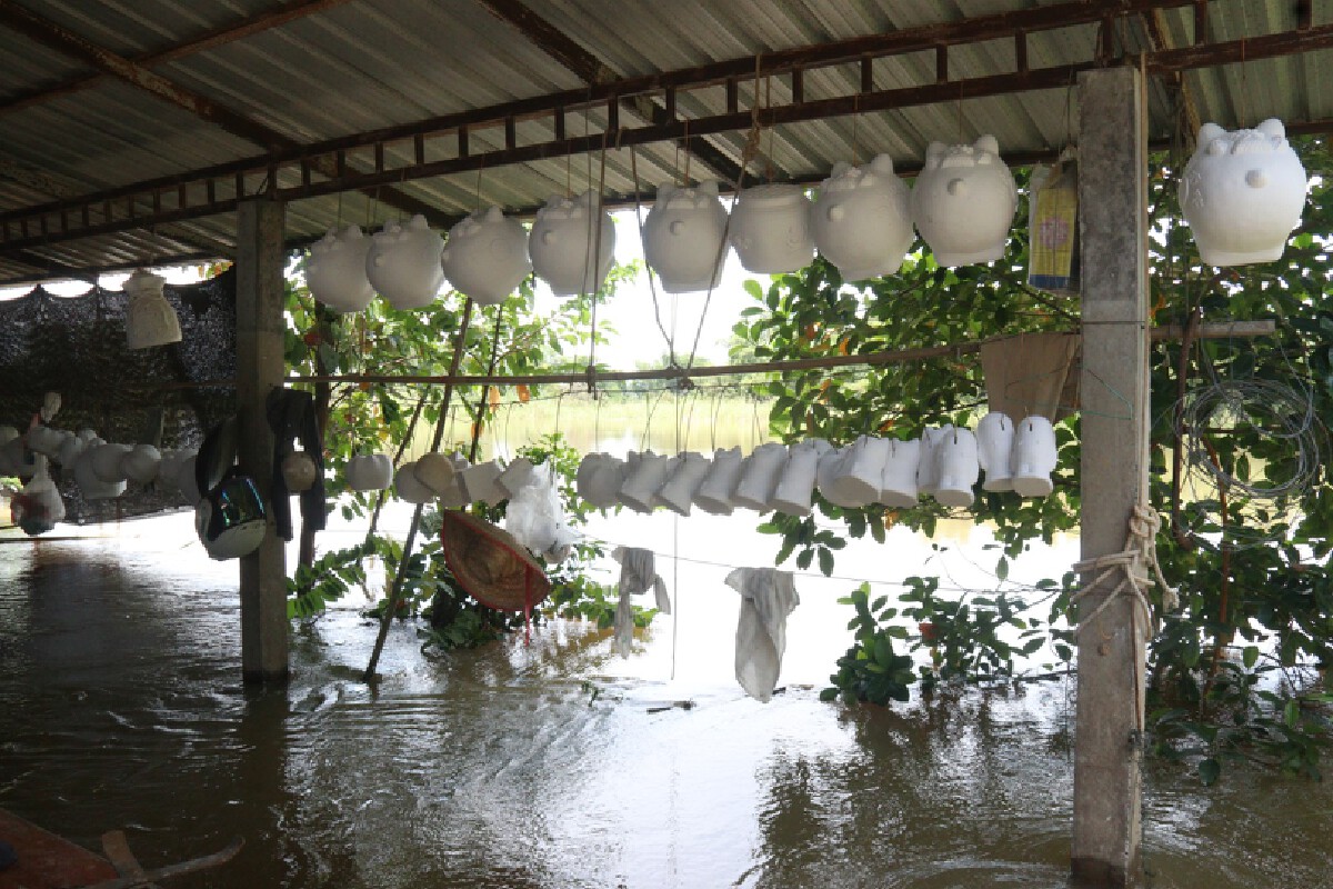 ชาวบ้านหนีน้ำท่วมย้ายผลิตออมสินบนถนน