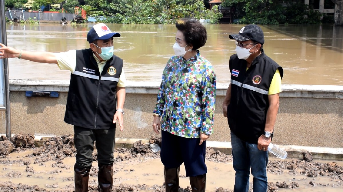 อบจ.อยุธยาจับมือเทศบาลป้องตลาดเก่าเสนา ระดมเครื่องสูบน้ำปั้นคันดินสู้