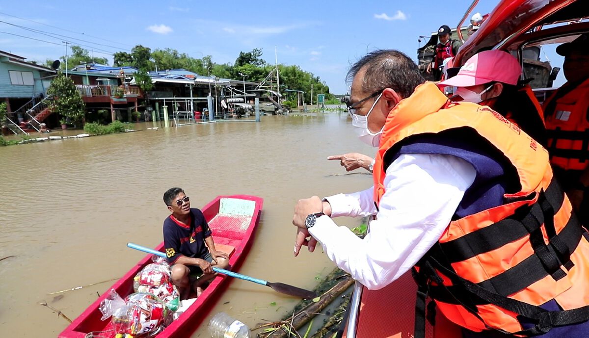 ผู้ว่าฯหมูป่าลุยตรวจน้ำท่วม มั่นใจไม่เท่าปี 54 สั่งเข้มเรือทุกชนิดขับช้า