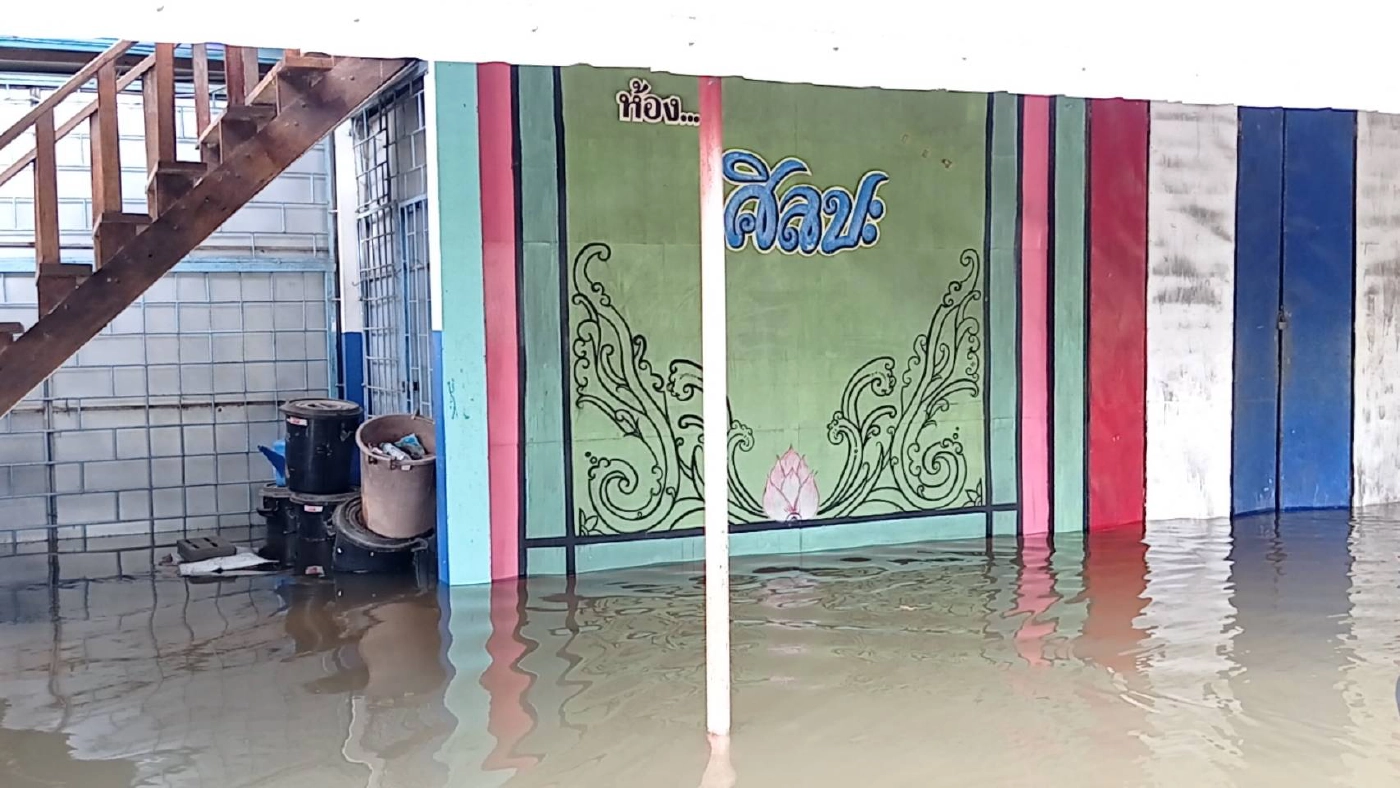 น้ำมูลทะลักเข้าท่วมโรงเรียนอำเภอชุมพวงคาด1พ.ย.เปิดเทอมไม่ได้