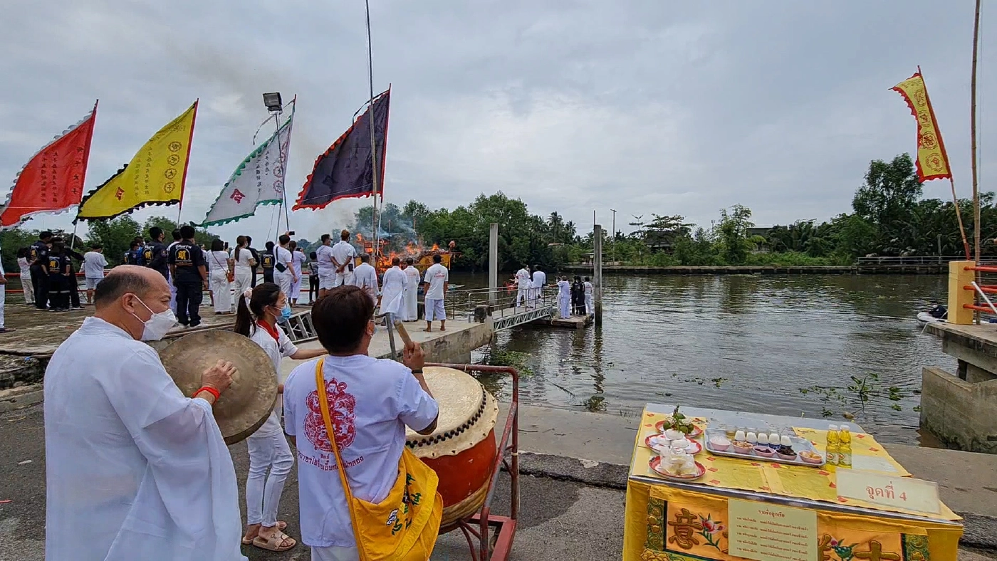 เผาเรือสำเภาพร้อมเครื่องบูชาส่งเทพเจ้าปรับเวลาหลบเคอร์ฟิว