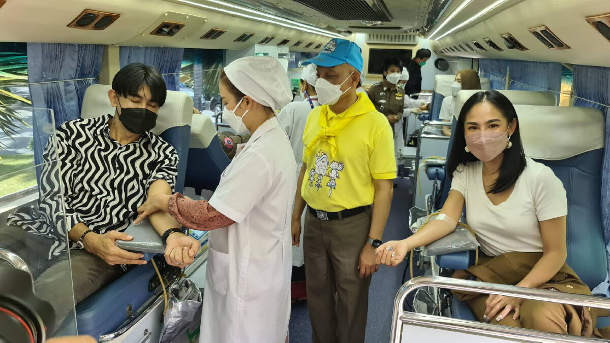 "ตำรวจ - ดารา" ร่วมบริจาคโลหิต น้อมรำลึก 2 มหาราช