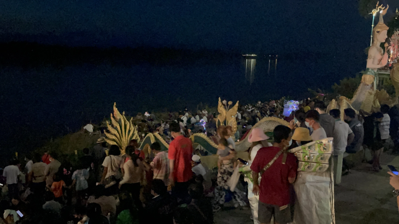 ลูกแรกมาแล้ว 18.19 น.บั้งไฟพญานาคไม่ทำให้ผิดหวัง