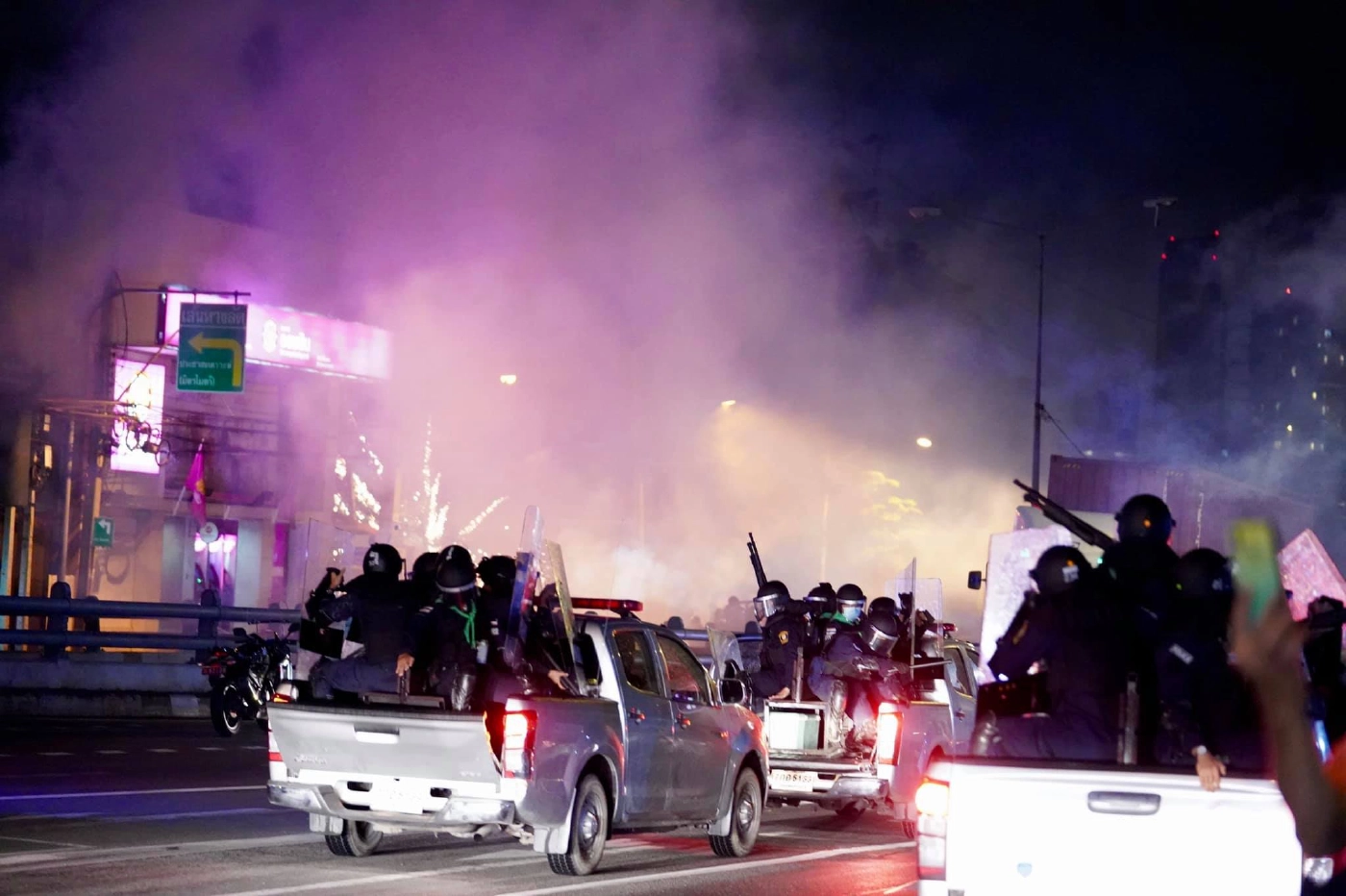 การกระชับพื้นที่ของ คฝ. ที่แฟลตดินแดง