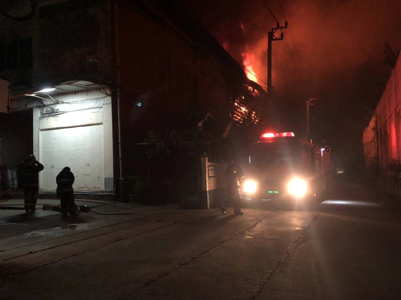 ด่วน!! เพลิงไหม้โรงงานรองเท้า ซอยกิ่งแก้ว 9/1 เจ้าหน้าที่อยู่ระหว่างเร่งควบคุมเพลิง