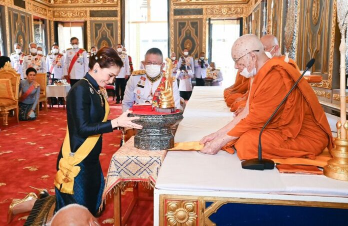 ในหลวง ทรงบำเพ็ญพระราชกุศลถวายผ้าพระกฐิน วัดราชบพิธฯ-วัดพระเชตุพนฯ