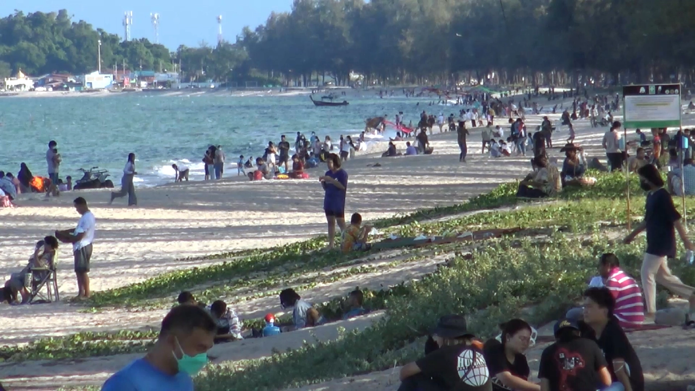 นักท่องเที่ยวเต็มหาดสมิหลาสงขลาช่วงหยุดยาว