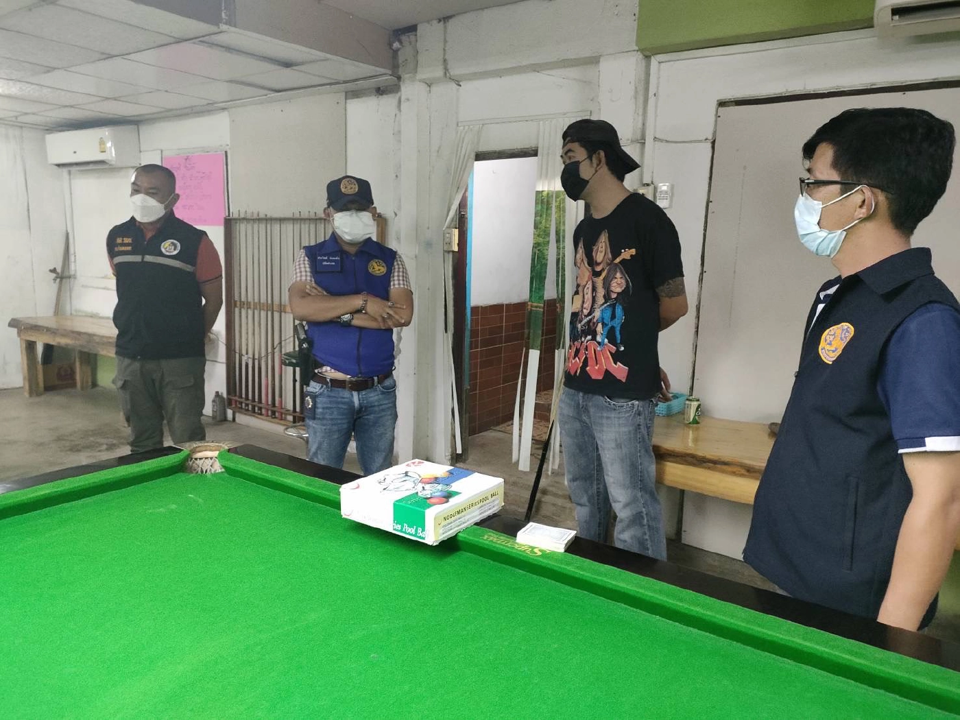 "กำแพงเพชร"บุกจับโต๊ะสนุกเกอร์-ฝ่าฝืนคำสั่งปิดสถานที่เสี่ยง