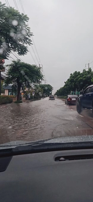 ฝนตกหนักในพื้นที่กรุงเทพฯน้ำท่วมรอการระบาย เช็กที่นี่!!
