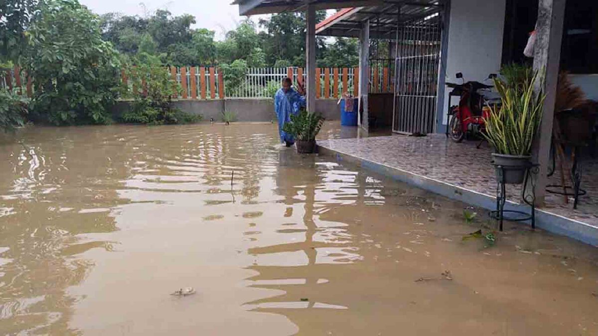 น้ำล้นคลองพระปรงท่วมบ้านทับใหม่ บ้านเรือนถูกตัดขาด  49 หลัง จมน้ำ 8 หลัง