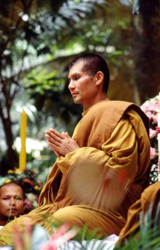 ดราม่า! พระสงฆ์แห่กราบไหว้ &quot;อดีตพระยันตระ&quot; เหมาะสมหรือไม่ 