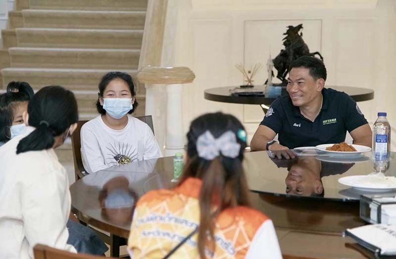 นายกฯตู่ นันทิดา-เอ๋ ชนม์สวัสดิ์ รับอุปถัมภ์ "น้องกระปุก-ออมสิน"