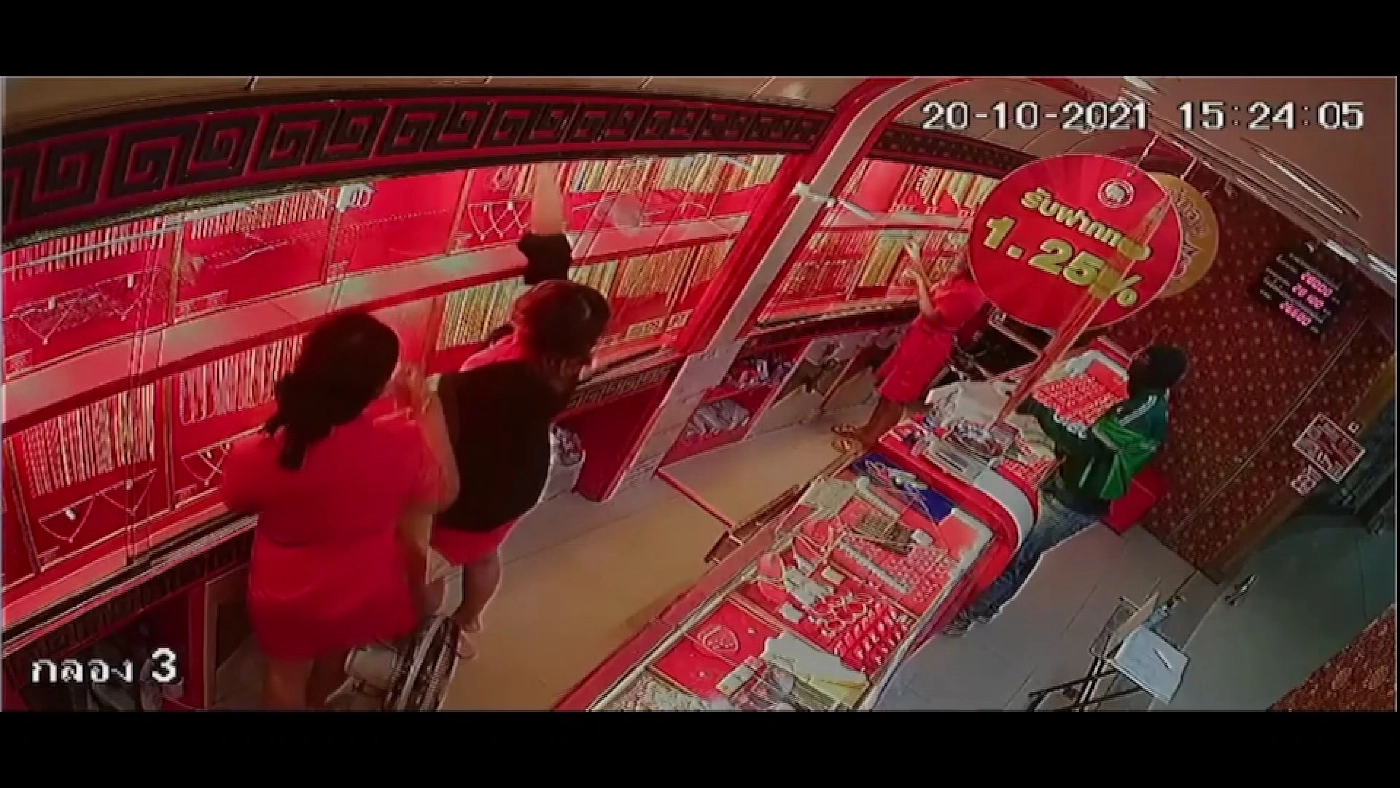 สวมเสื้อแกร็บ ปล้นทองกลางห้าง 2 นาทีกวาดทองไปกว่า 20 บาท