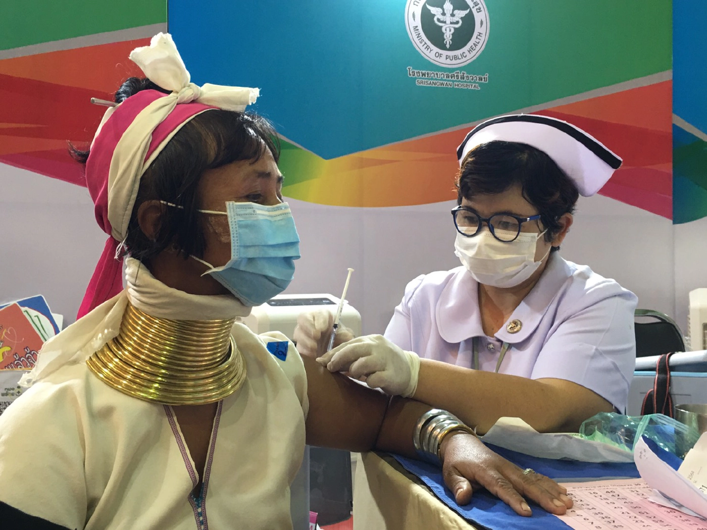 กะเหรี่ยงคอยาวเนื้อหอม-นทท.แห่เที่ยวตรึม