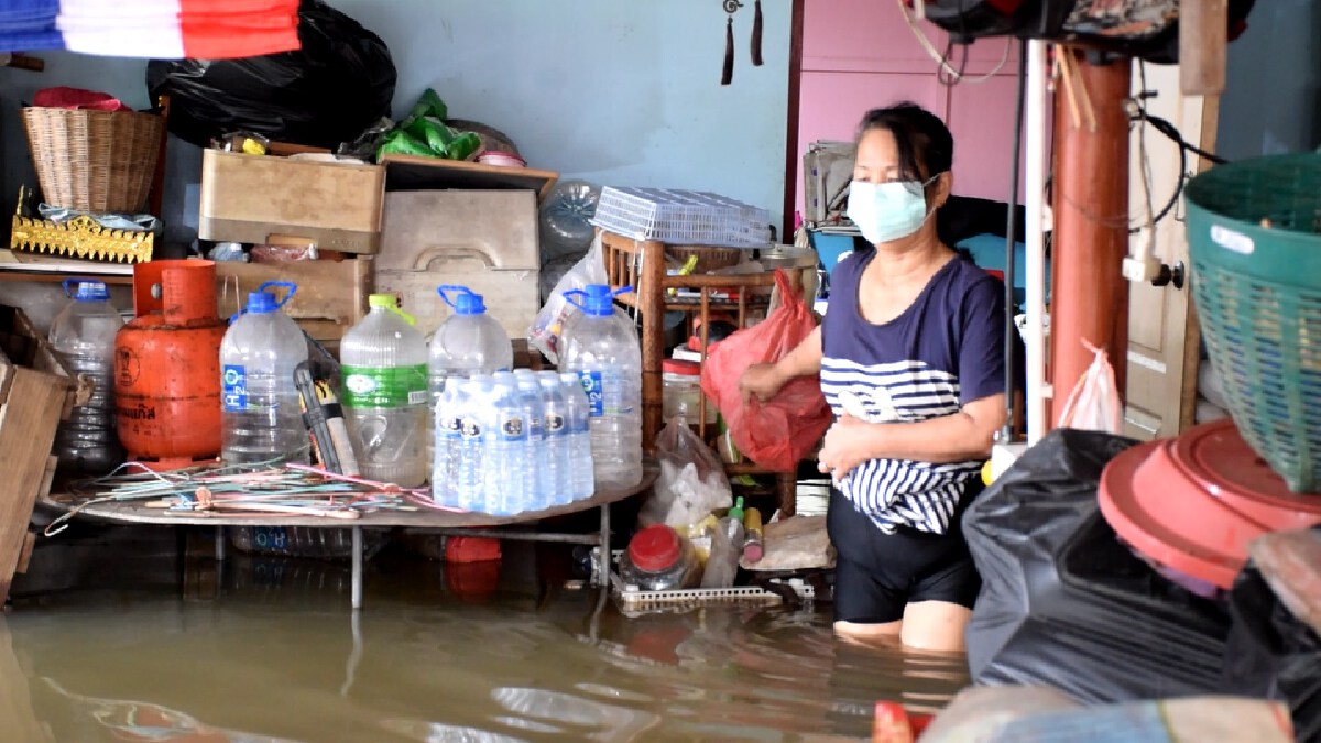 สุดรันทดหญิงตาบอดเดินลุยน้ำอยู่ในบ้านขอส้วม-ถุงยังชีพ