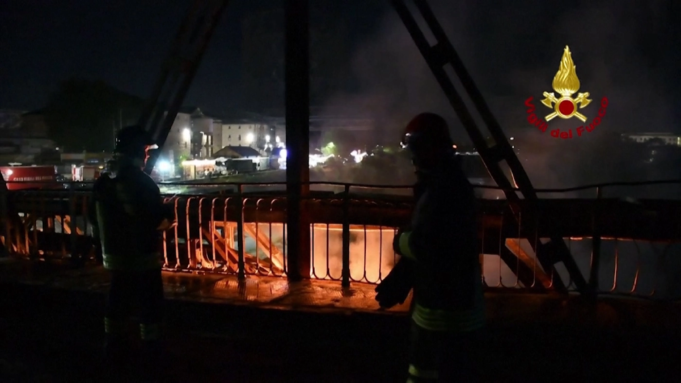 ไฟไหม้สะพานเก่าแก่ชื่อดังของกรุงโรม