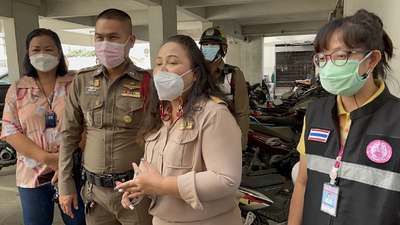 แม่เจ๊หงส์ ไม่ยอมส่งตัวลูกสาวไปรักษา ยันจะพากลับร้อยเอ็ดพร้อมพิทบูล 2 ตัว