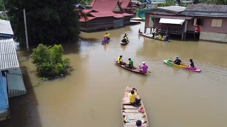 บางบาลกรุงเก่าน้ำเริ่มลดลงแต่ยังท่วมบ้านเกือบทุกหลัง