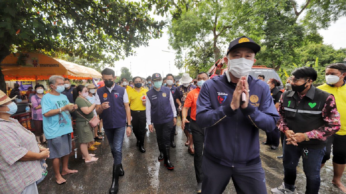 รมว.คมนาคม ลงพื้นที่มอบถุงยังชีพผู้ประสบอุทกภัย 3,300 ครัวเรือน