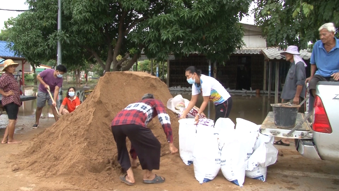 มวลน้ำอ่างเก็บน้ำห้วยหนองโรง ไหลบ่าเข้าท่วมบ้านเรือนเป็นครั้งที่สอง