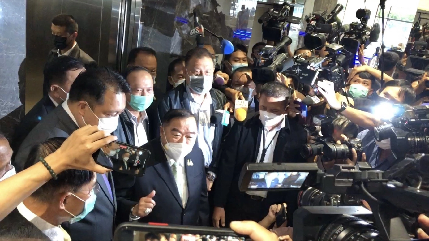 เทียบฟอร์ม"เพื่อไทย"ขยับ "พลังประชารัฐ"ชะงัก