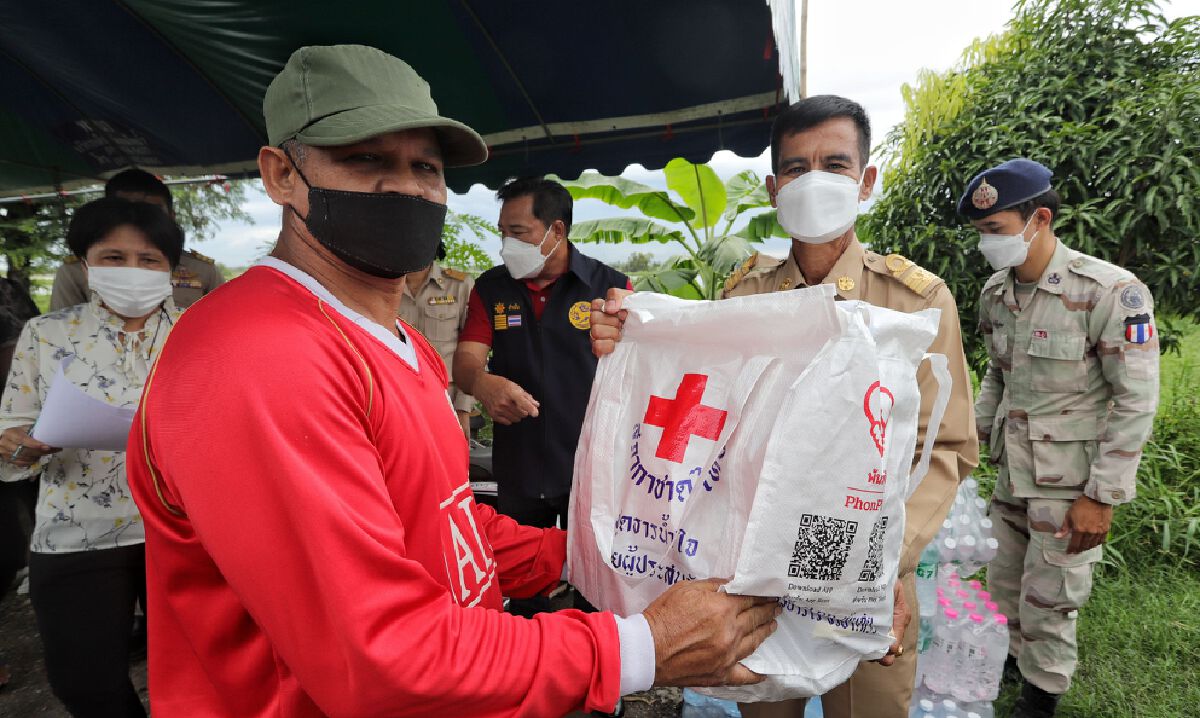 นอภ.หนองเสือ สส.พิษณุ ลงพื้นที่ มอบของช่วยชาวบ้านตำบลศาลาครุ